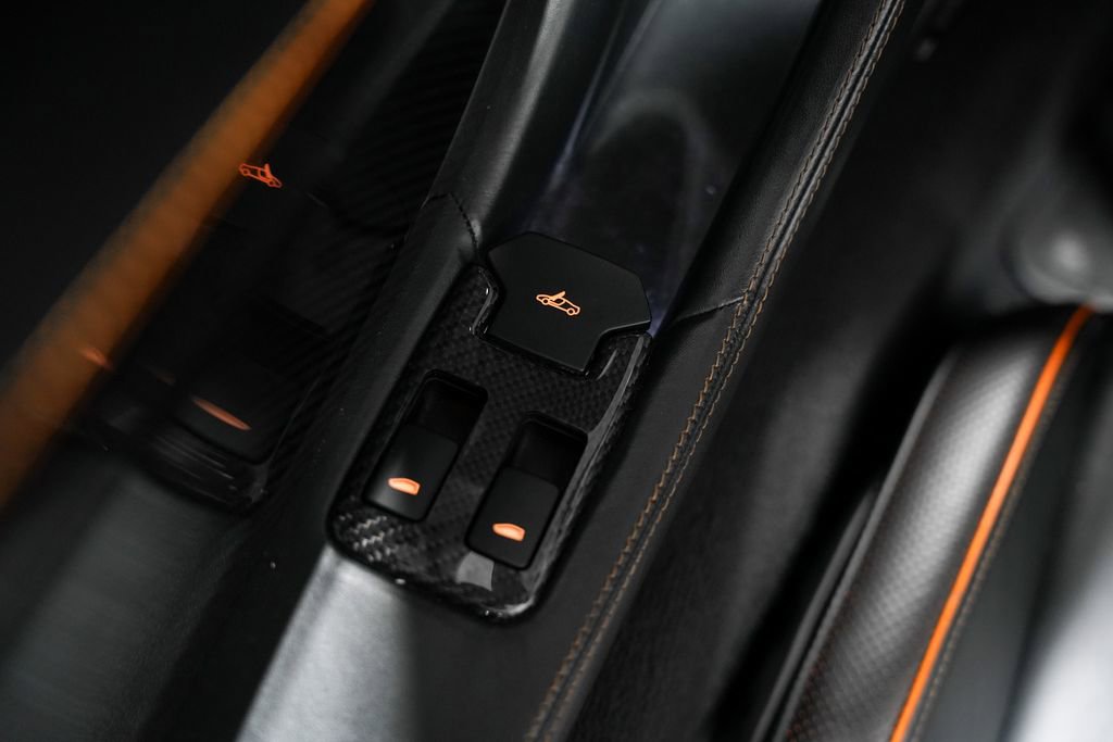 Used 2015 McLaren 650S Spider image 30