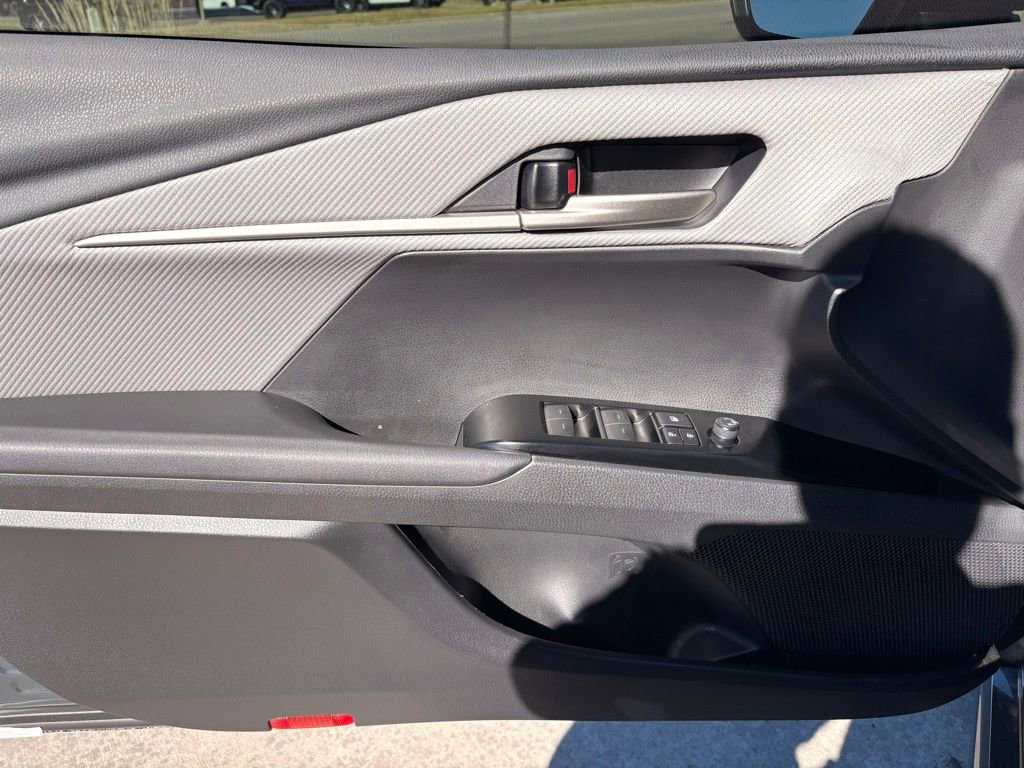 Used 2025 Toyota Camry SE w/ Convenience Package image 11