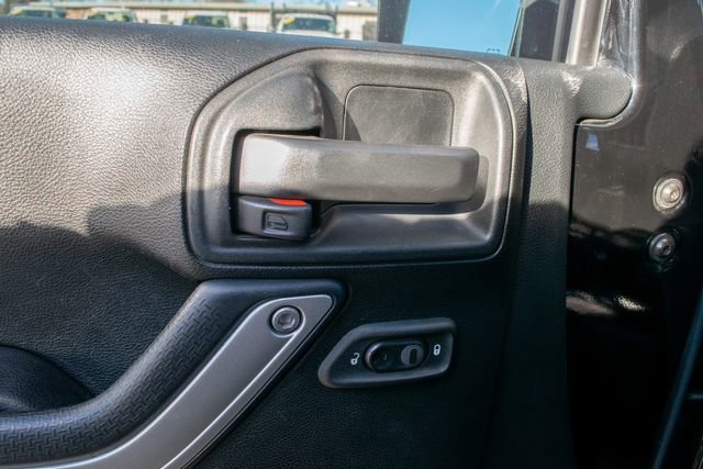 Used 2017 Jeep Wrangler Unlimited Sahara w/ Connectivity Group image 14