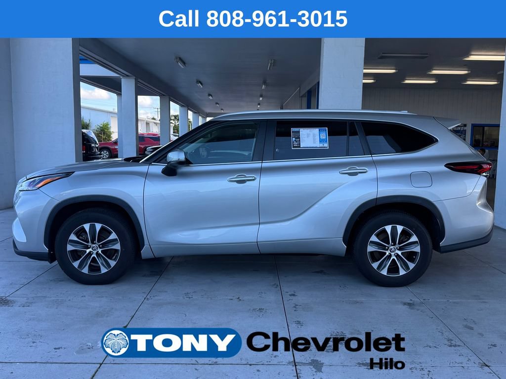 Used 2024 Toyota Highlander XLE FWD image 2