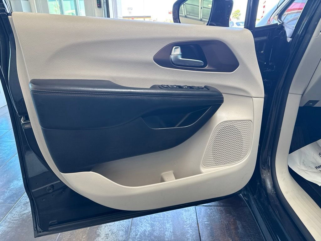Used 2019 Chrysler Pacifica Touring Plus w/ Tire & Wheel Group FWD image 20