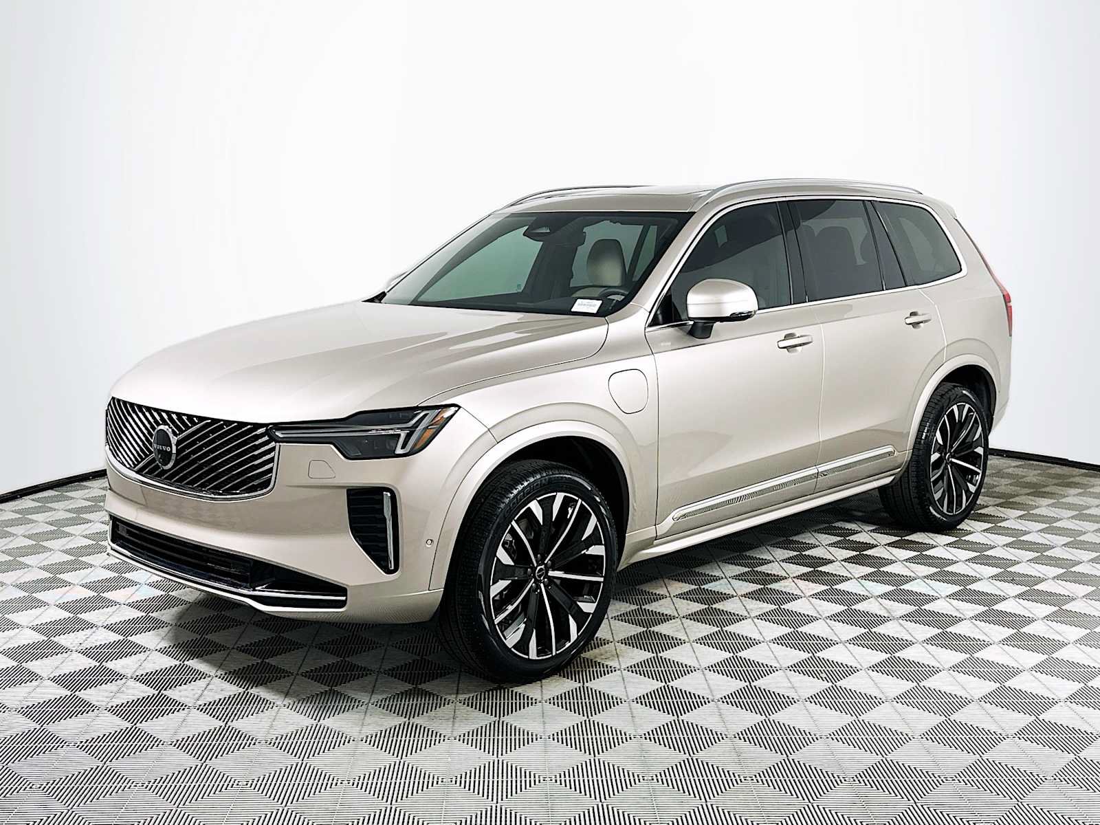 New 2026 Volvo XC90 T8 Plus w/ Protection Package Premier AWD/4WD image 3