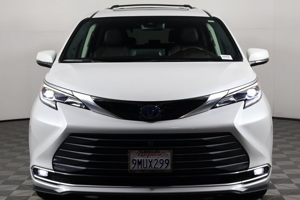 Used 2024 Toyota Sienna Platinum FWD image 2
