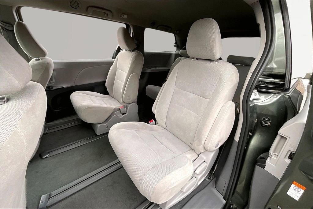 Used 2020 Toyota Sienna L image 22