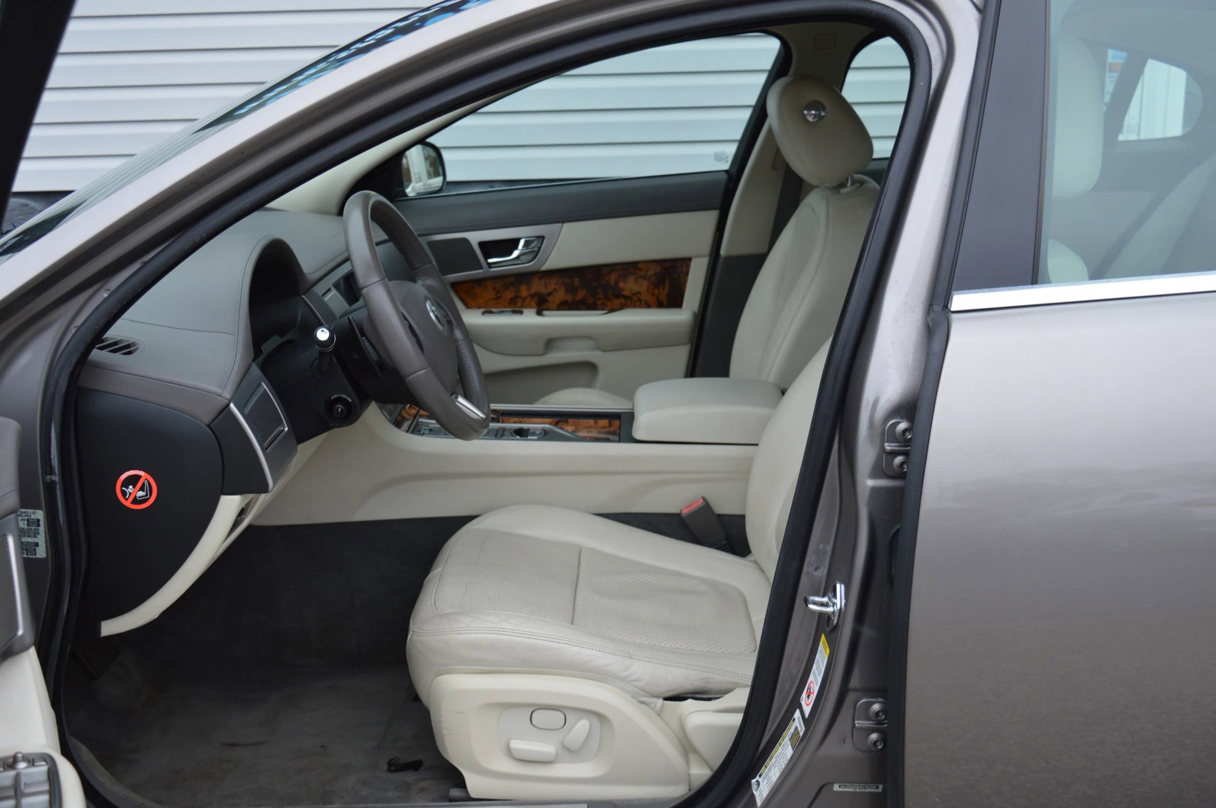 Used 2010 Jaguar XF Premium image 10