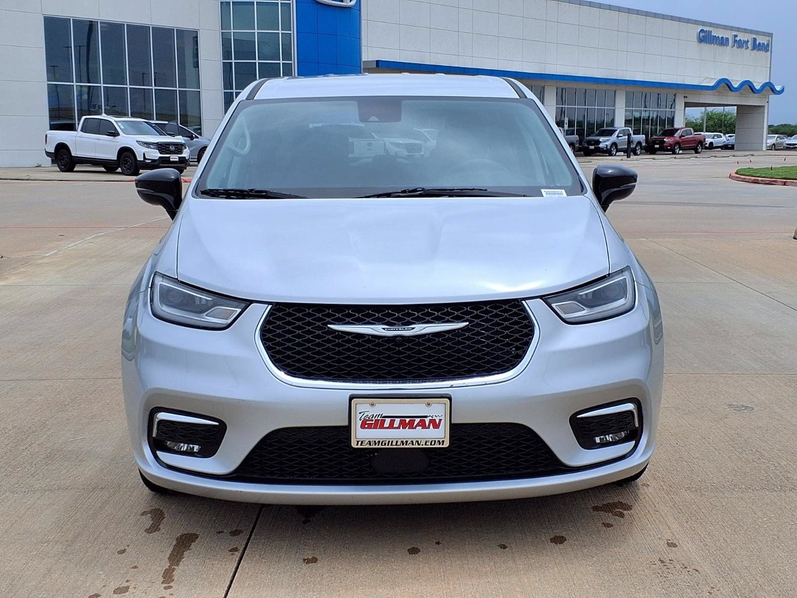 Used 2024 Chrysler Pacifica Touring-L FWD image 5