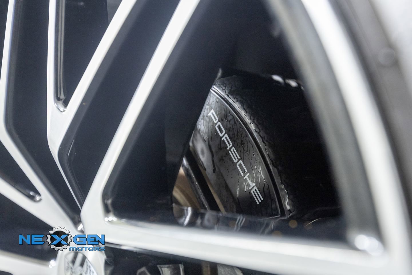 Used 2024 Porsche Macan AWD/4WD image 37