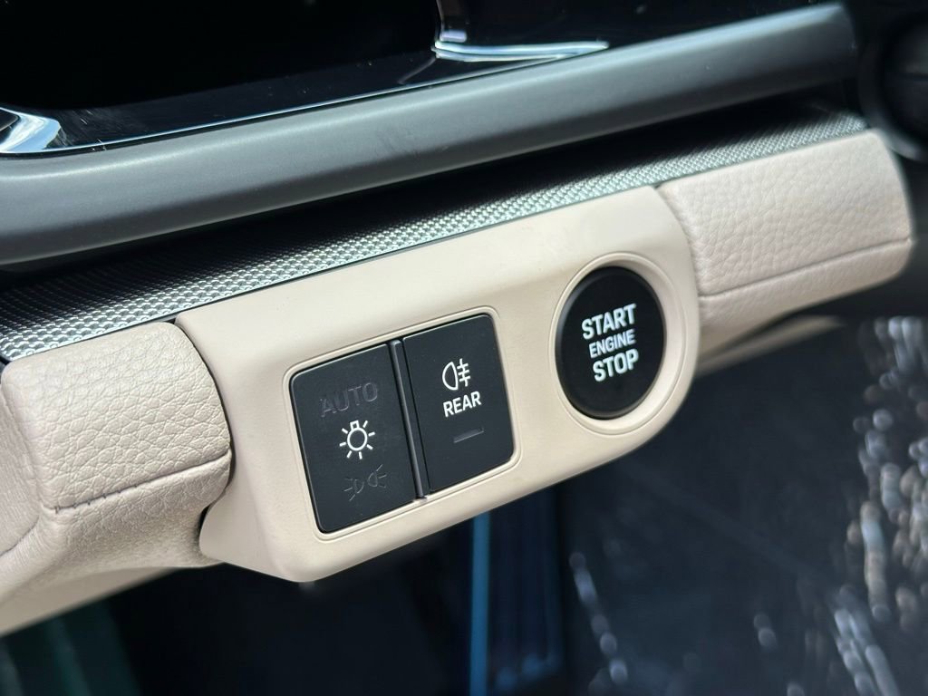 Used 2025 Porsche Panamera image 17