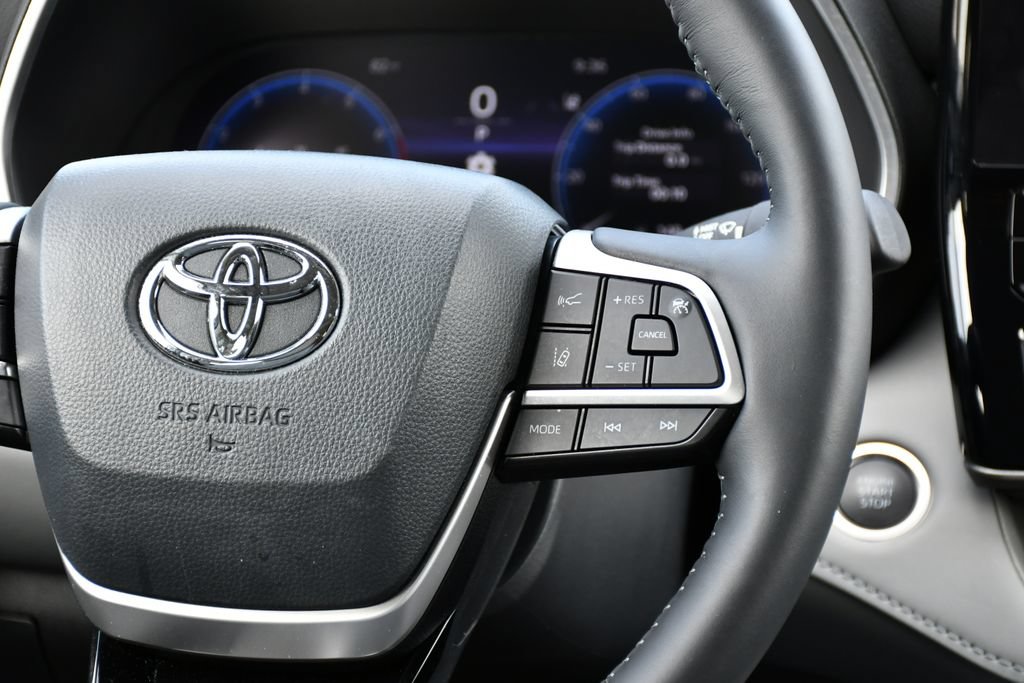 Used 2024 Toyota Highlander Limited FWD image 30