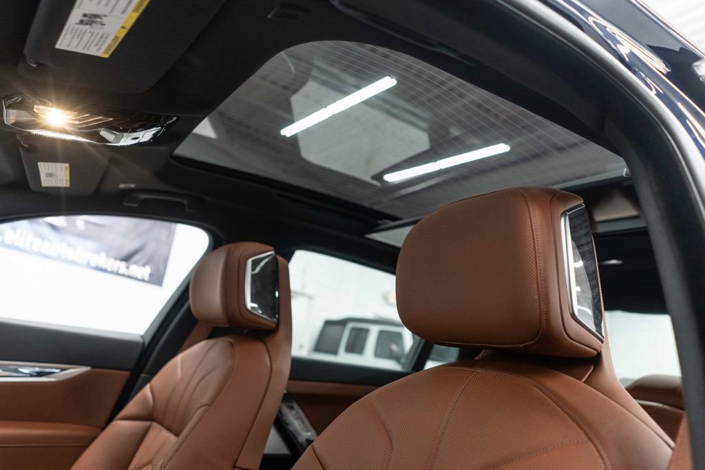 Used 2025 BMW 760i xDrive image 10