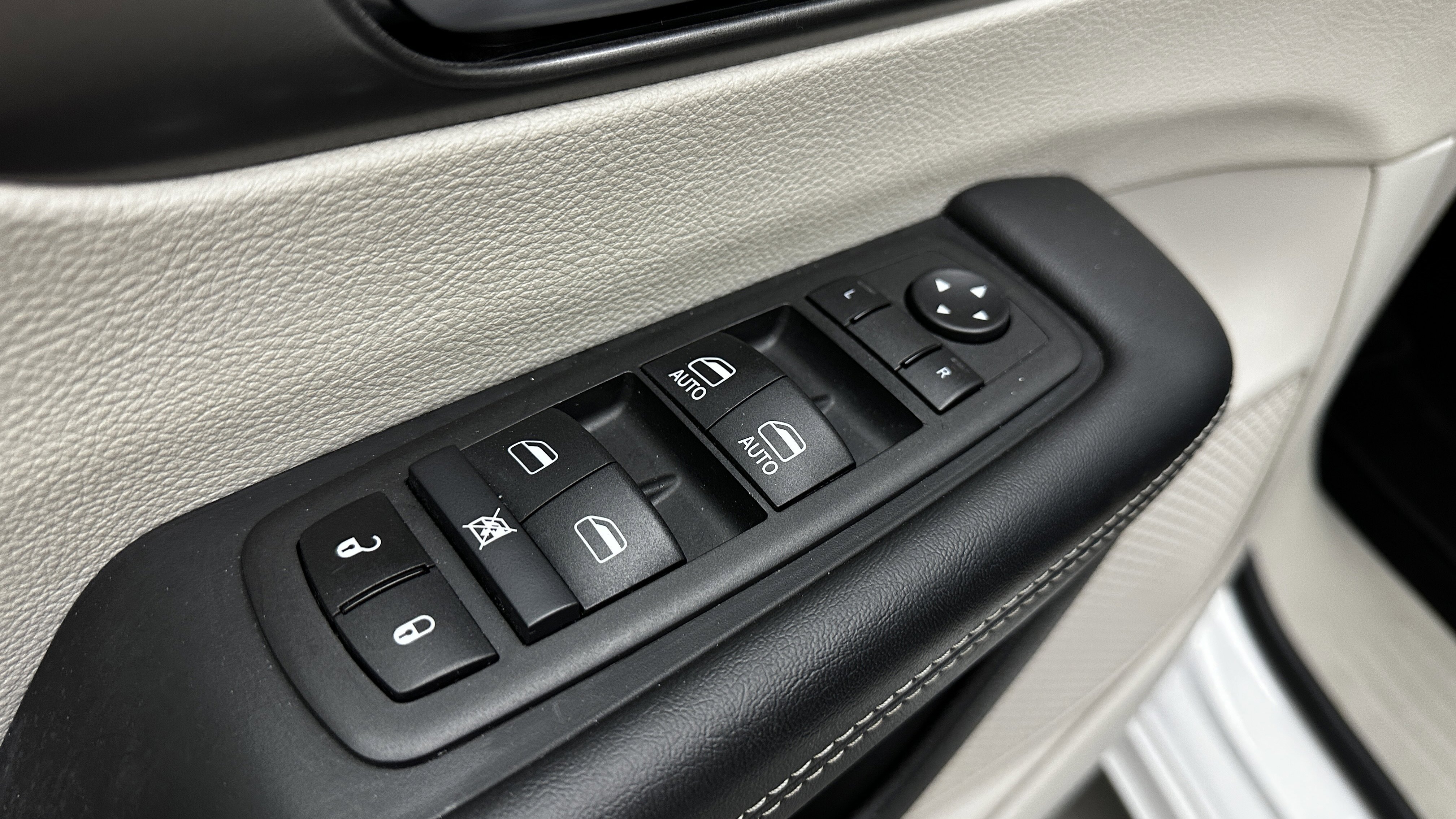 Used 2024 Chrysler Pacifica Touring-L image 11