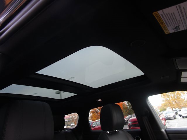 Used 2021 Land Rover Range Rover Evoque R-Dynamic SE image 30