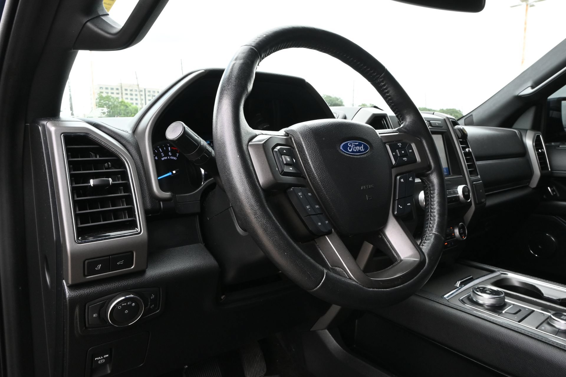Used 2020 Ford Expedition XLT w/ Equipment Group 202A AWD/4WD image 18