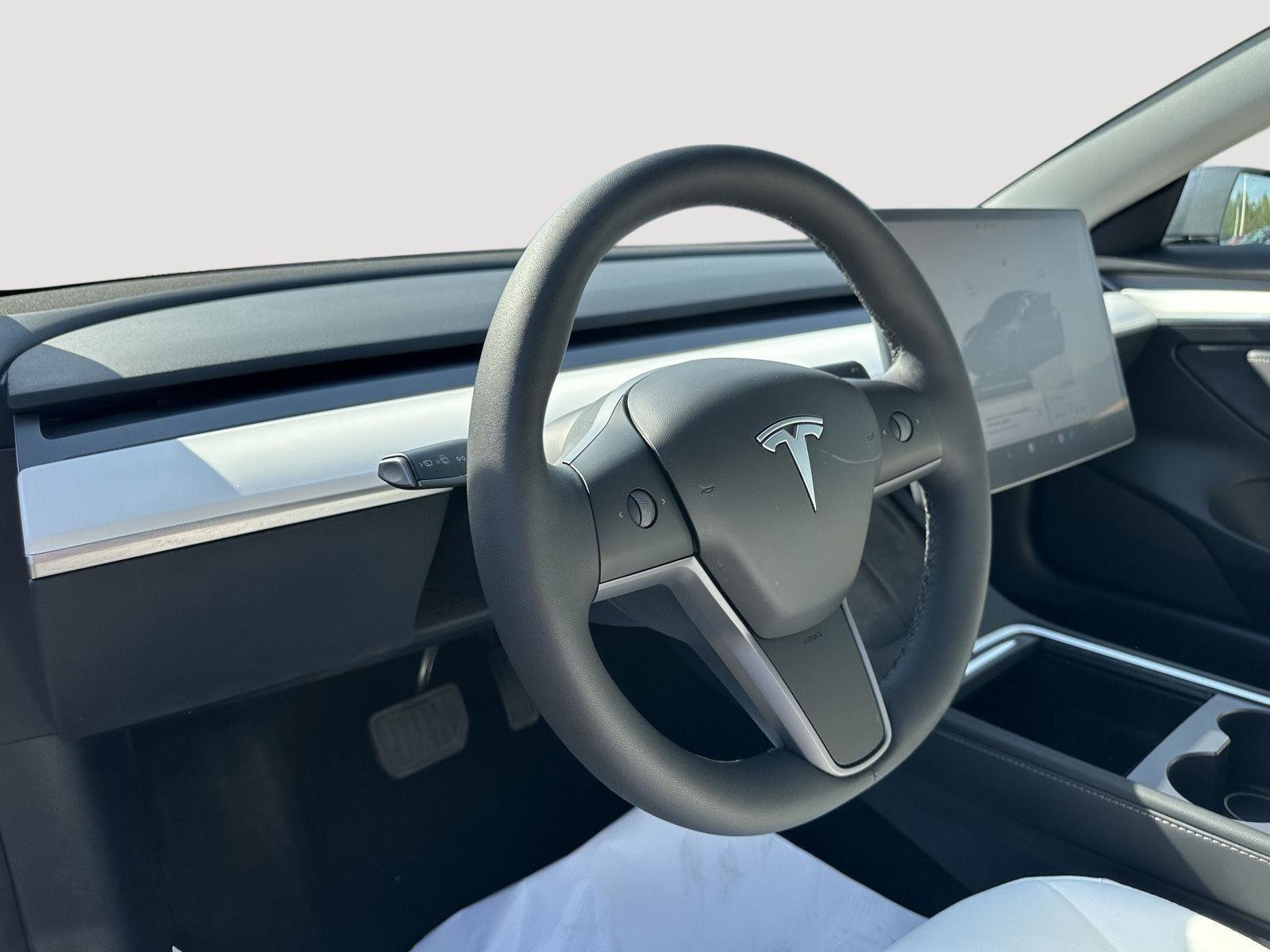 Used 2023 Tesla Model 3 Standard Range image 11
