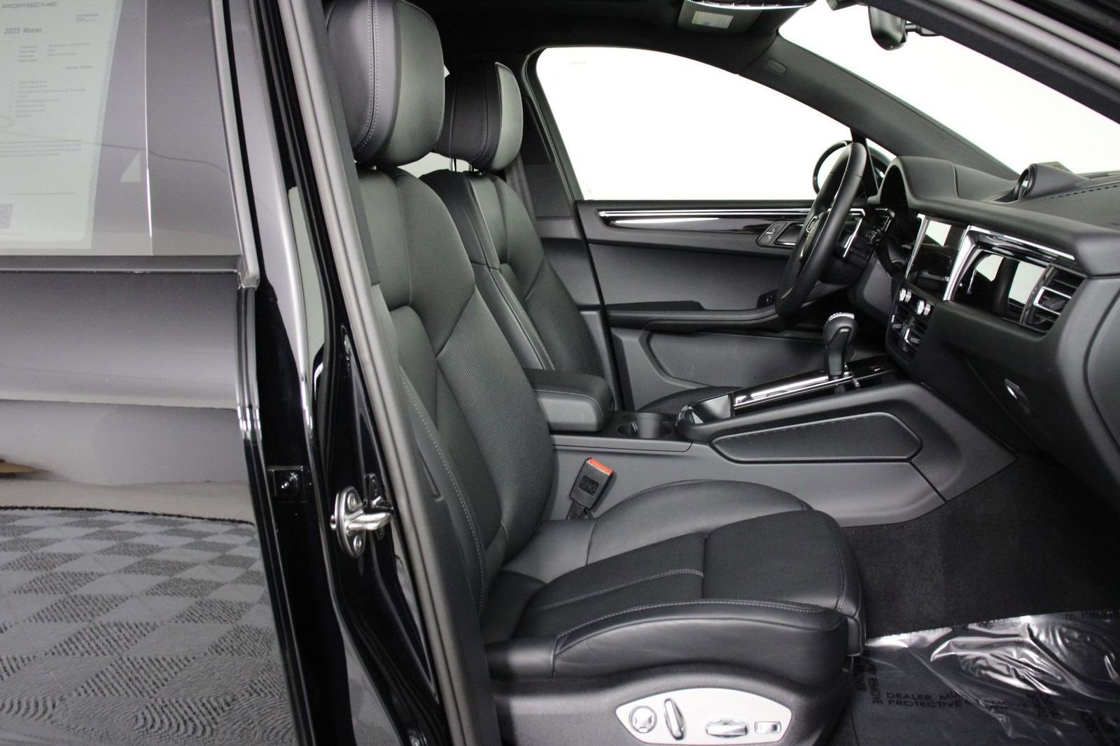 Certified 2025 Porsche Macan image 31