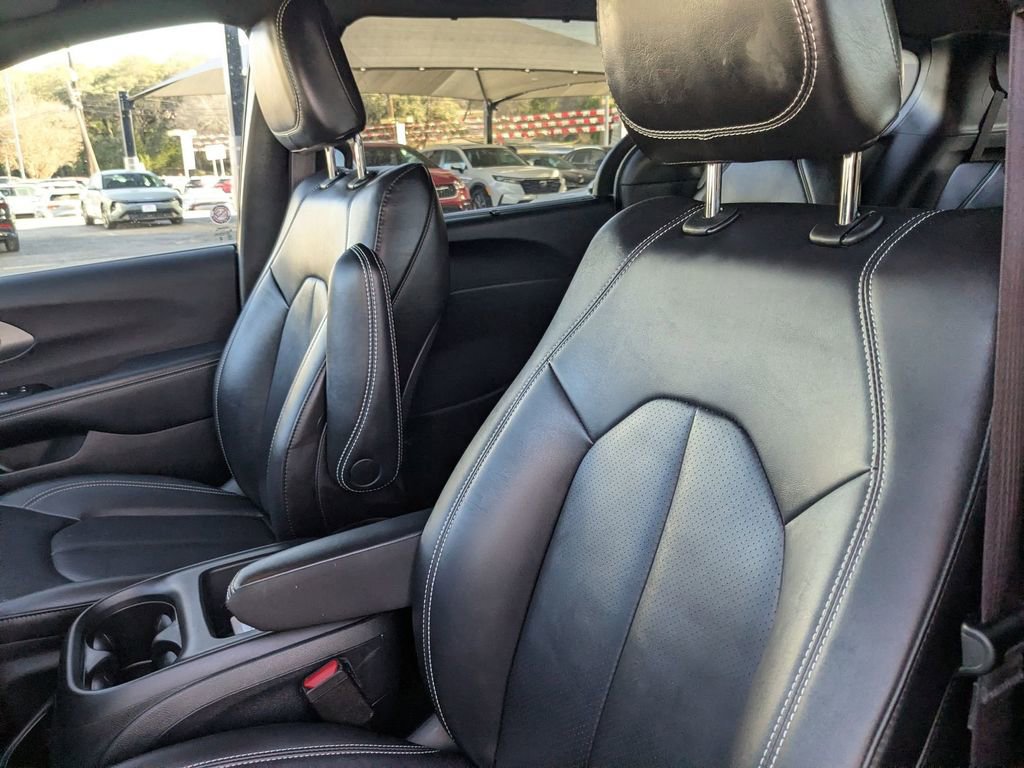 Used 2025 Chrysler Pacifica Select image 13