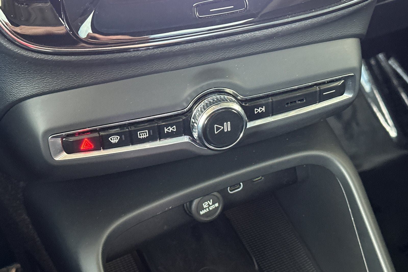 Certified 2023 Volvo XC40 B4 Plus FWD image 24