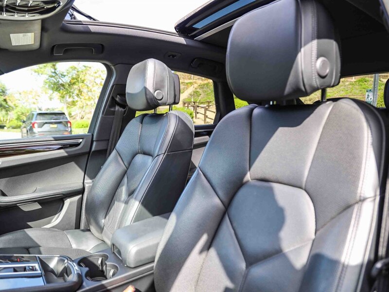 Used 2023 Porsche Macan w/ Premium Package Plus AWD/4WD image 27