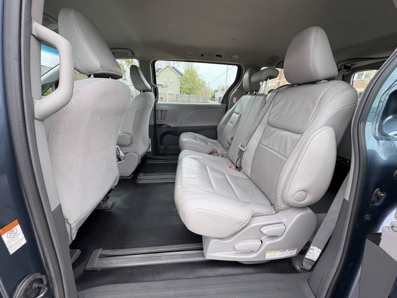 Used 2017 Toyota Sienna L FWD image 19