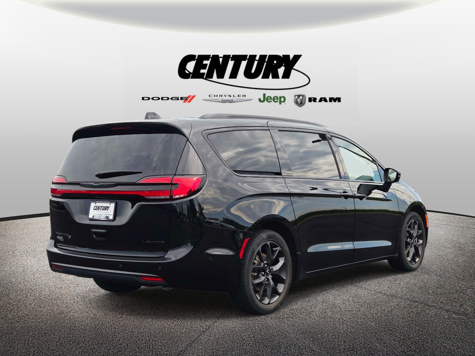 Used 2024 Chrysler Pacifica Limited w/ S Appearance Package FWD image 4