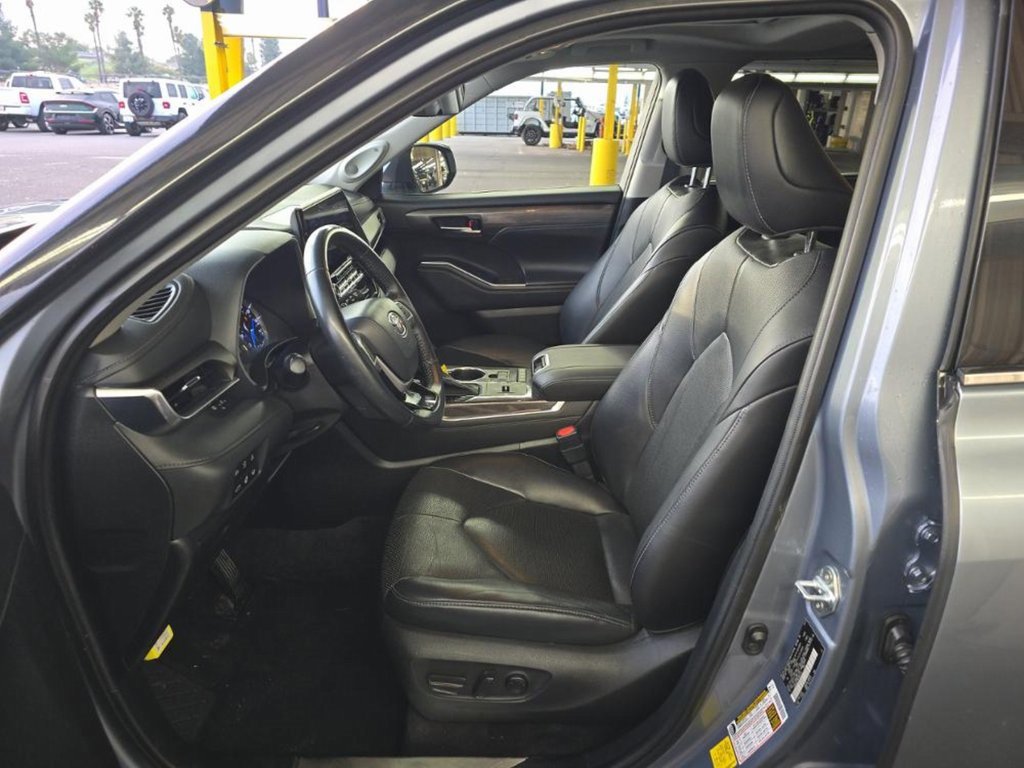 Used 2022 Toyota Highlander Limited image 3