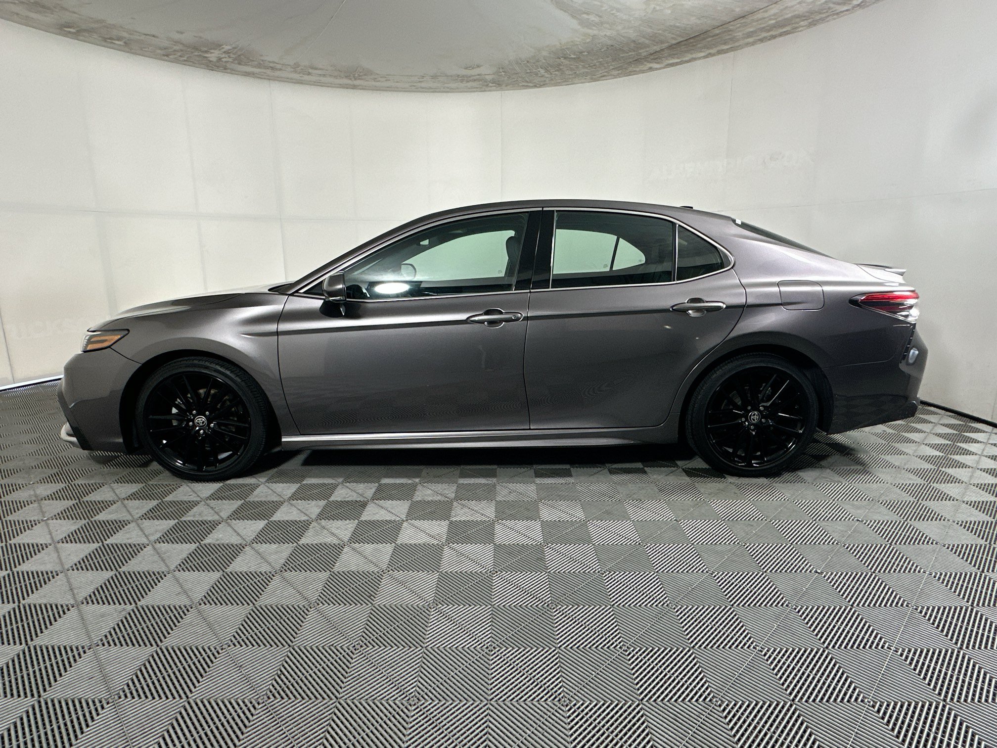 Used 2022 Toyota Camry XSE FWD image 6