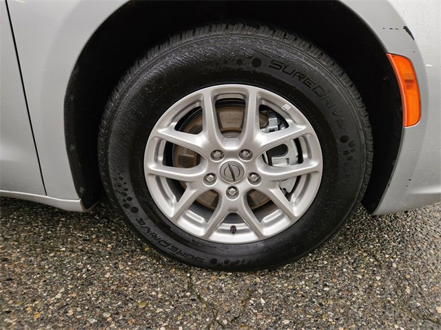 Used 2024 Chrysler Pacifica Touring-L image 8