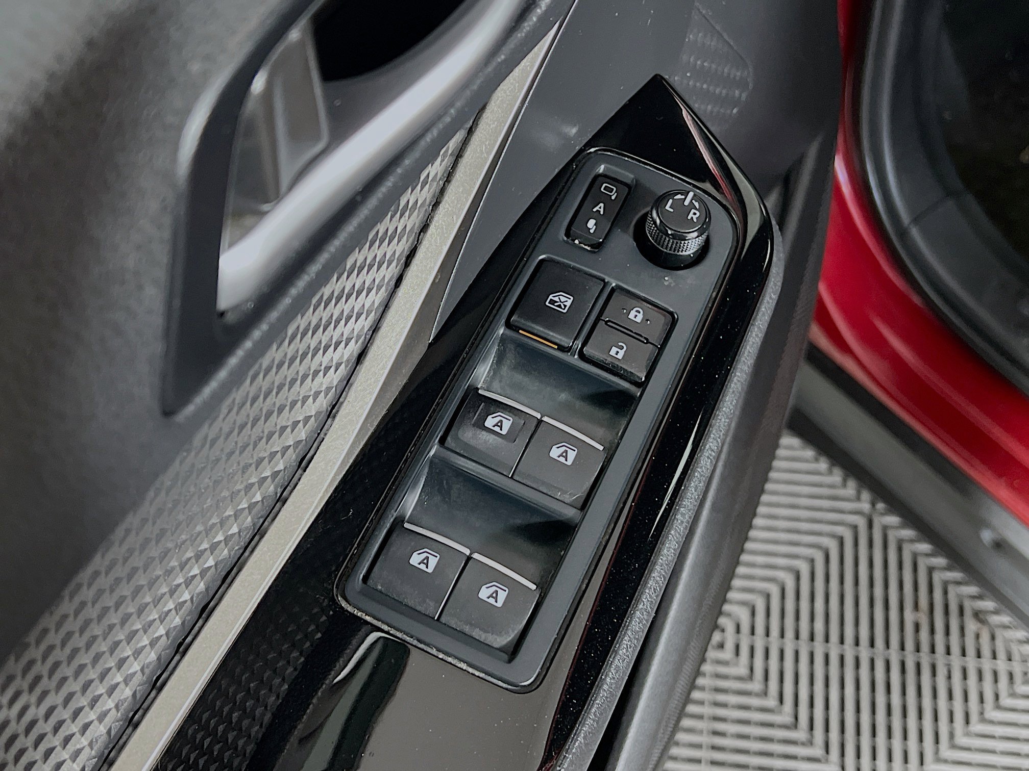 Used 2019 Toyota C-HR XLE FWD image 18