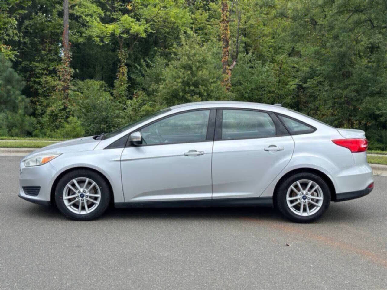 Used 2017 Ford Focus SE w/ Cold Weather Package image 4