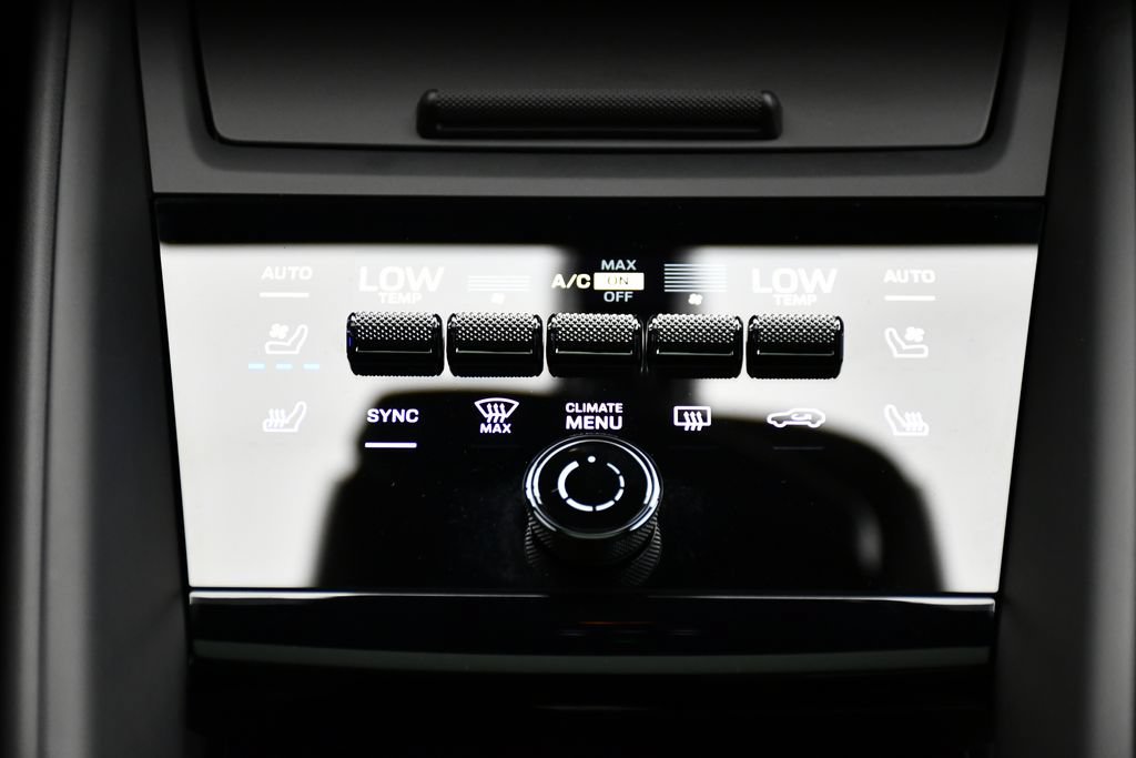 Certified 2025 Porsche Macan 4S Electric AWD/4WD image 37