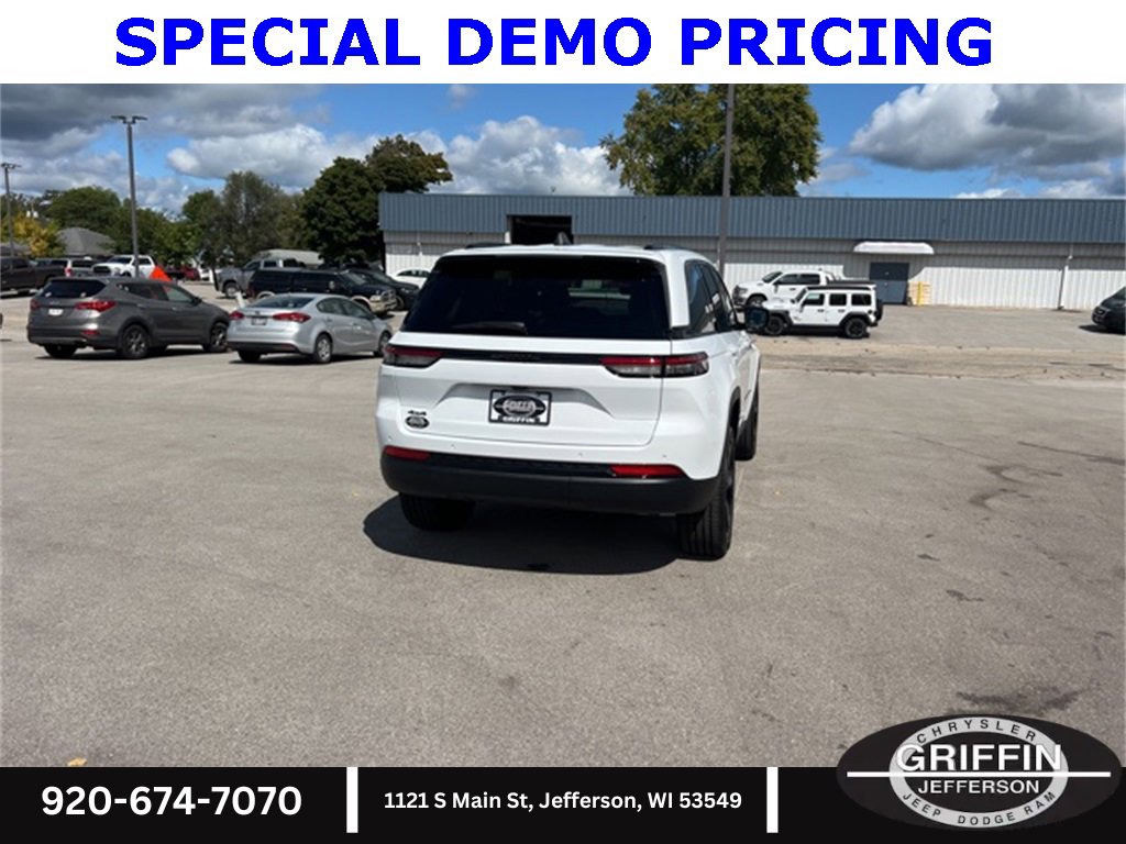 New 2025 Jeep Grand Cherokee Altitude image 10