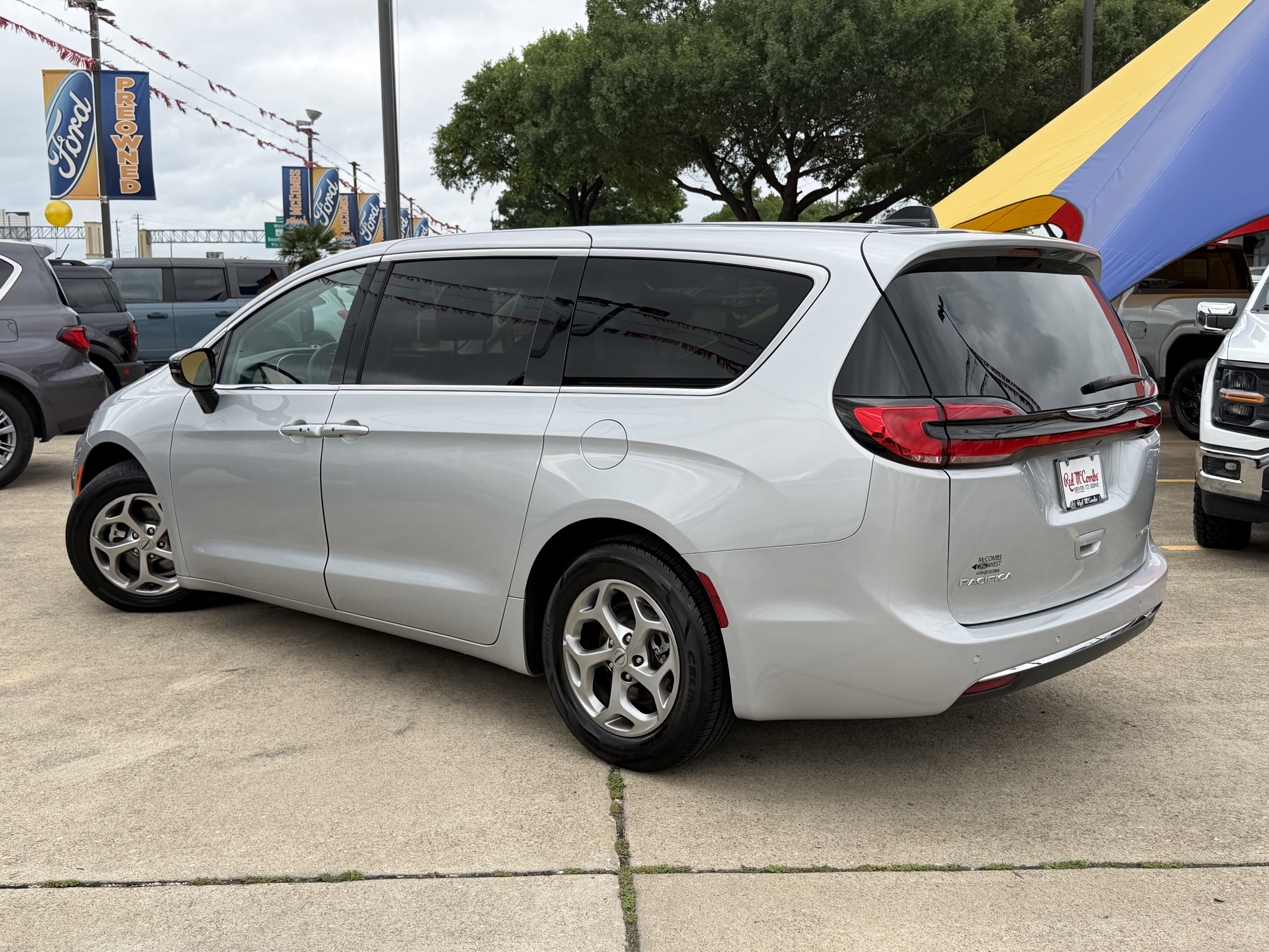 Used 2024 Chrysler Pacifica Limited FWD image 10