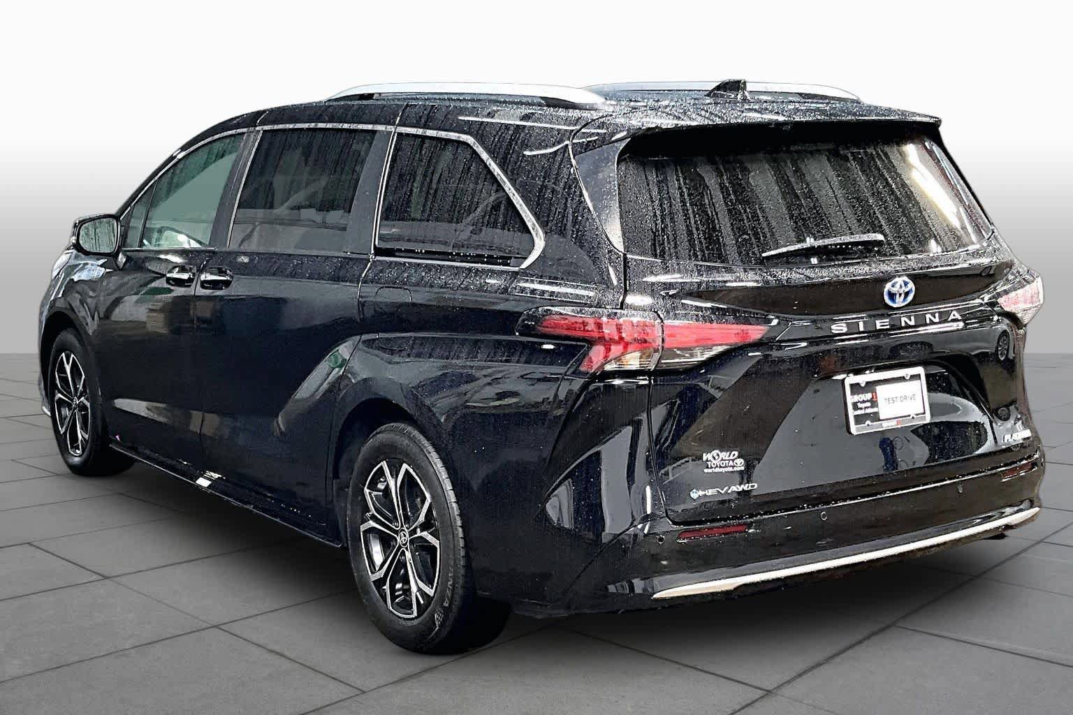 Used 2025 Toyota Sienna Platinum AWD/4WD image 12