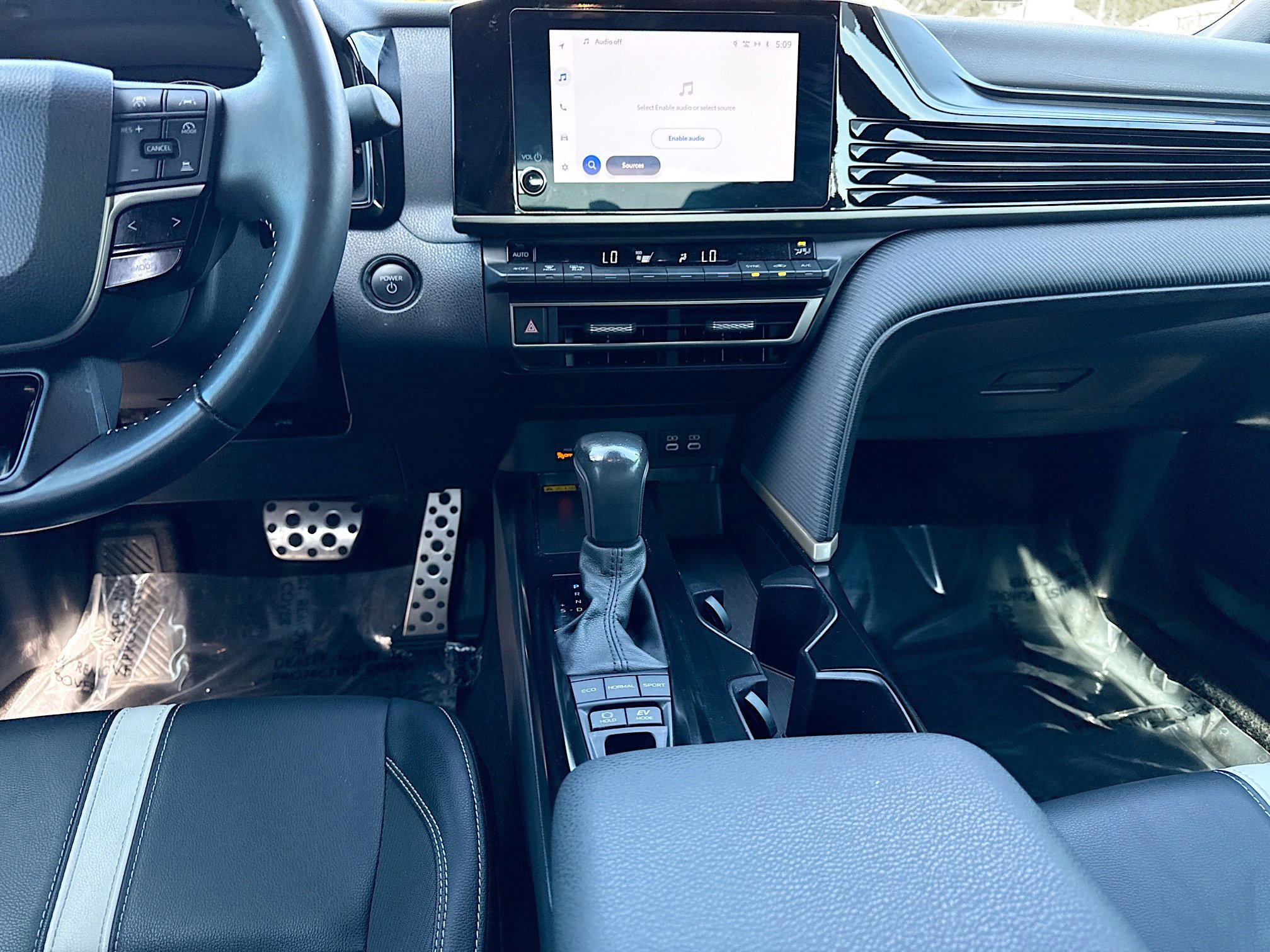 Used 2025 Toyota Camry SE w/ Convenience Package image 18
