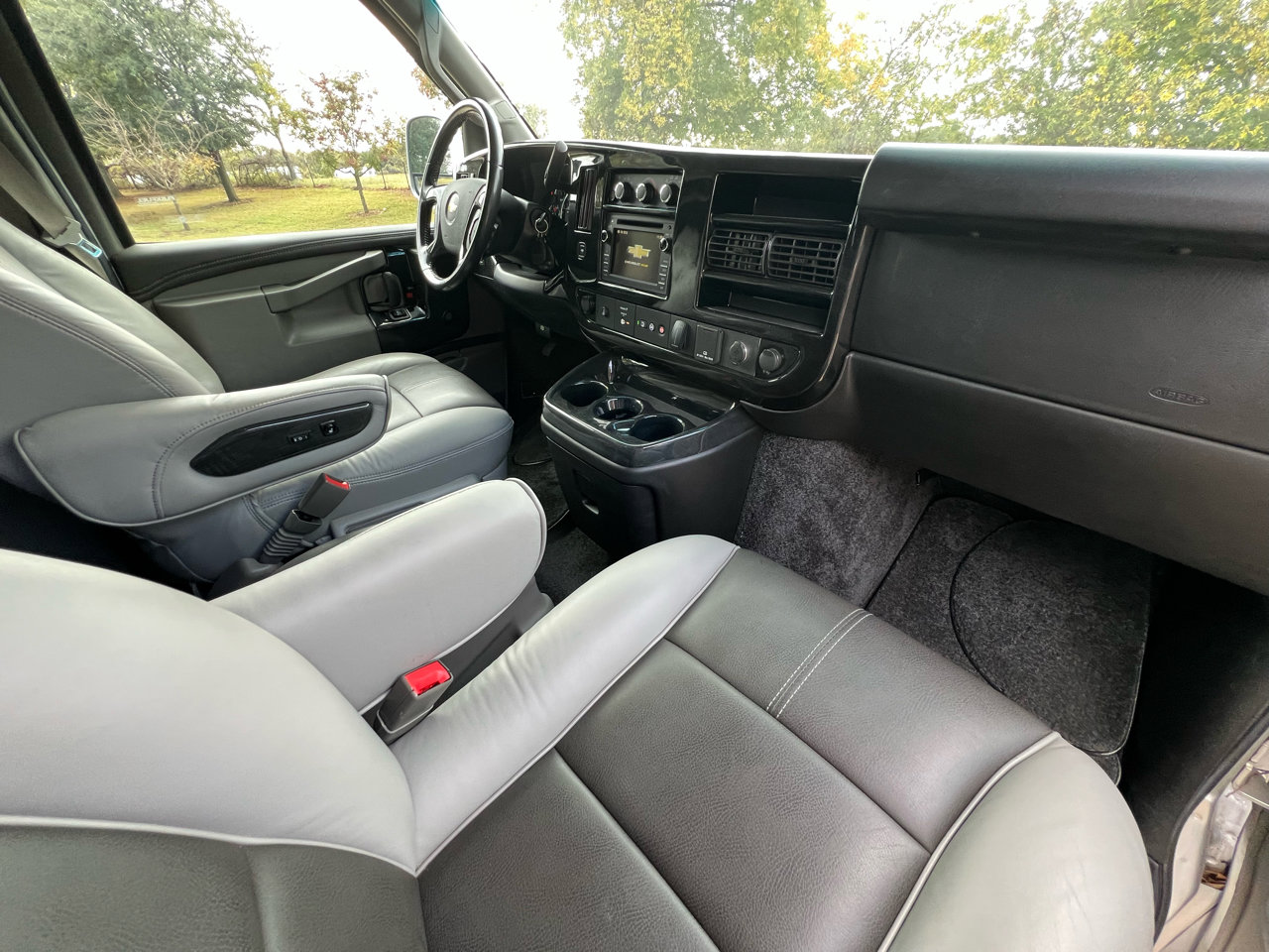 Used 2018 Chevrolet Express 2500 w/ Enhanced Convenience Package image 25