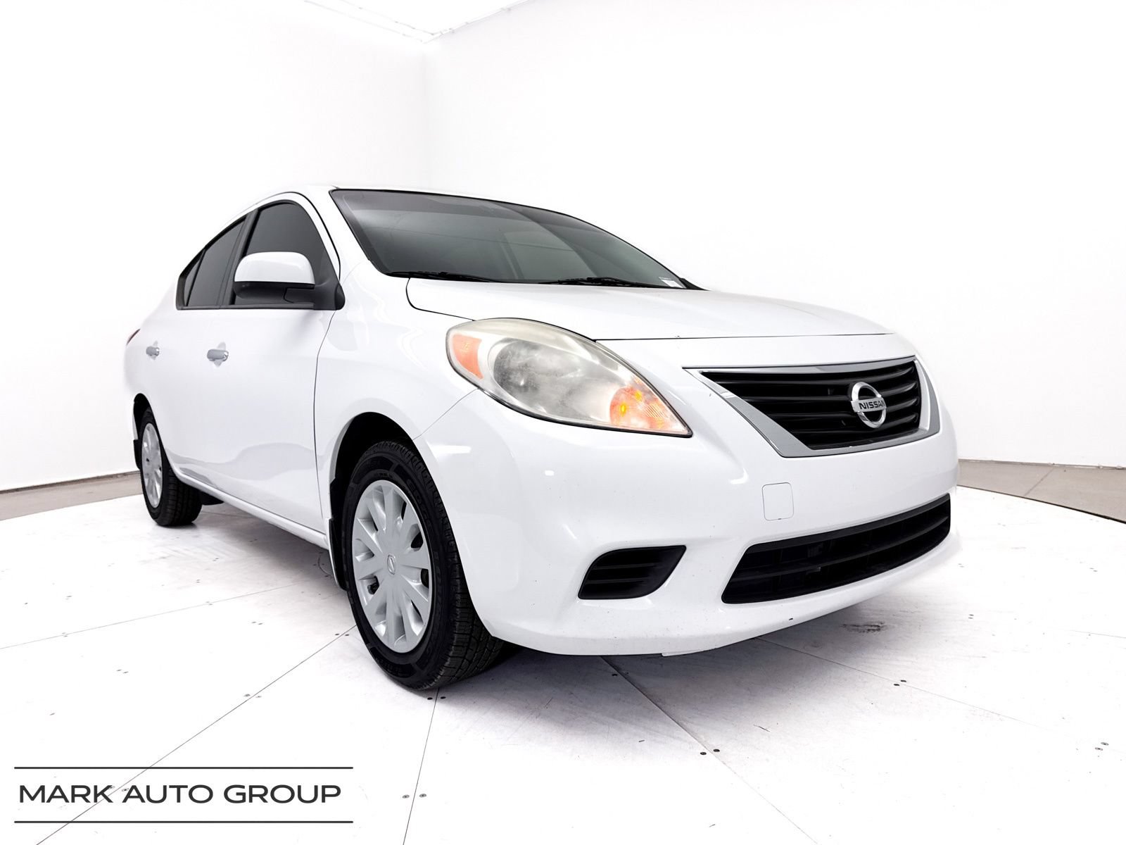 Used 2014 Nissan Versa SV FWD image 1