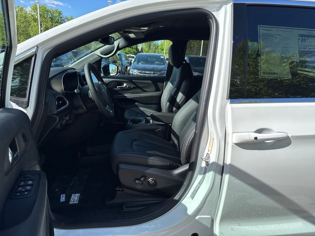 New 2027 Chrysler Pacifica Select AWD/4WD image 14