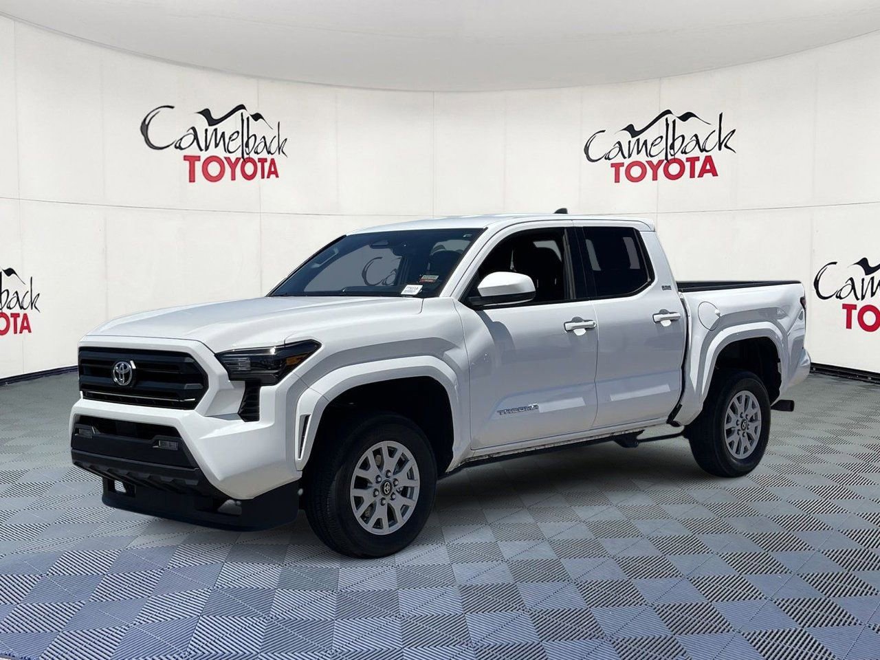Used 2025 Toyota Tacoma SR5 AWD/4WD image 4