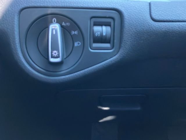 Used 2016 Volkswagen e-Golf SE w/ DC Fast Charging Package image 21