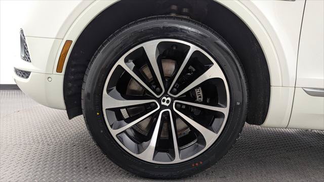 Used 2019 Bentley Bentayga AWD/4WD image 32