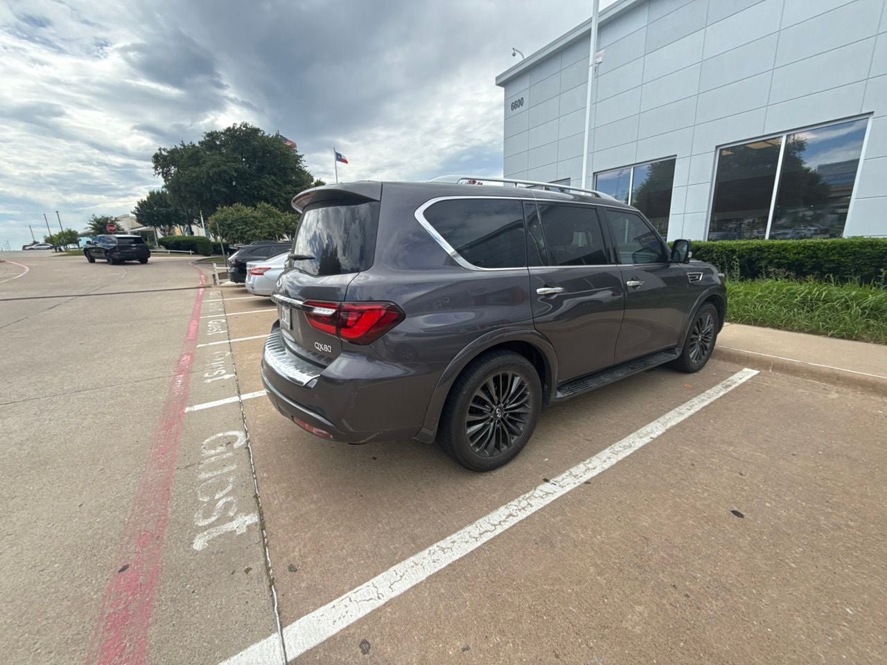 Used 2023 INFINITI QX80 Premium Select w/ Cargo Package RWD image 2
