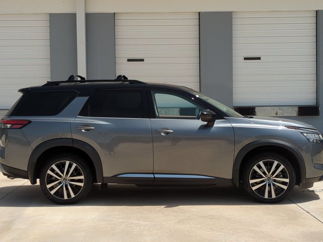 Used 2024 Nissan Pathfinder Platinum w/ Black Appearance Package FWD image 4