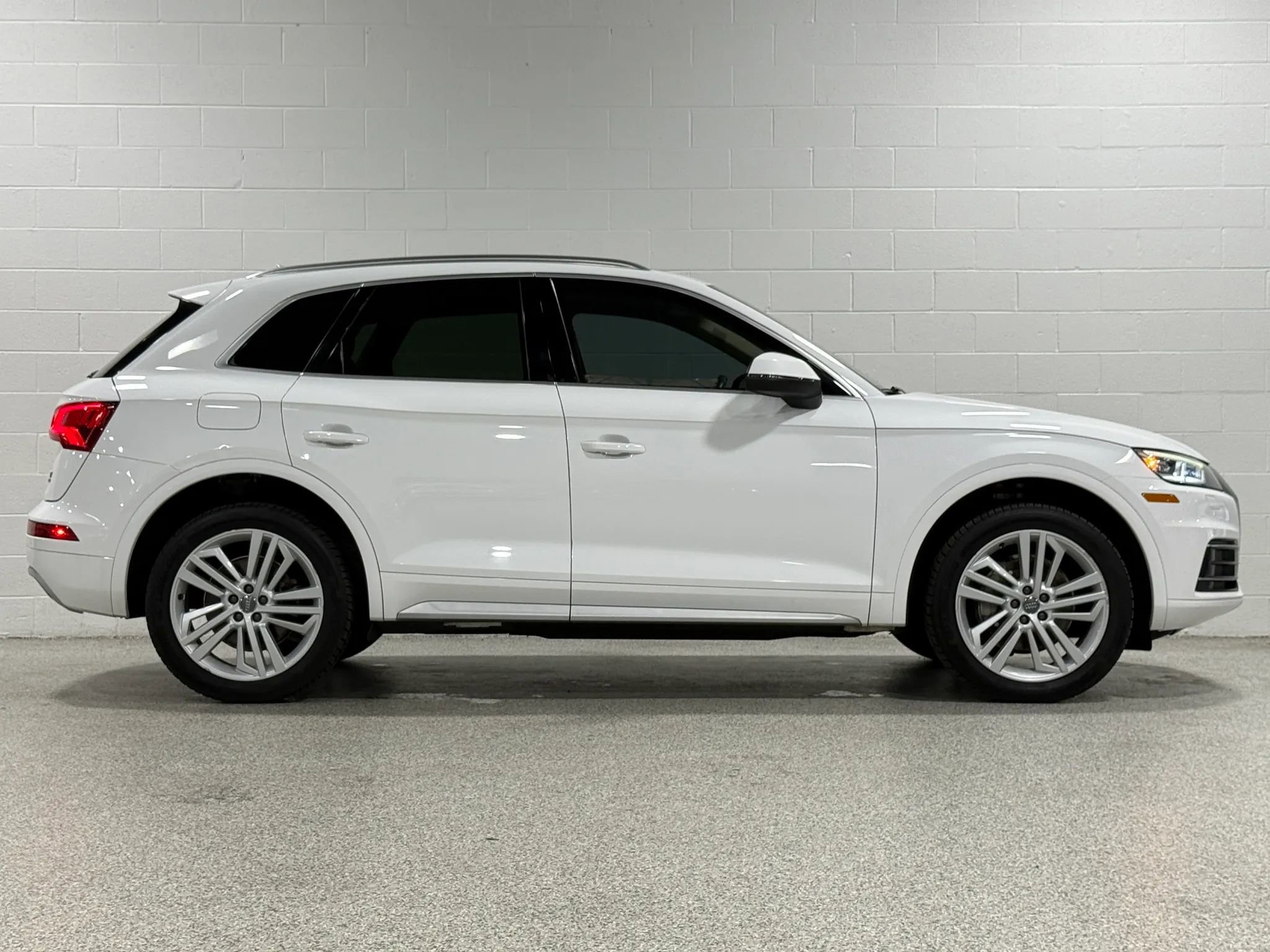 Used 2018 Audi Q5 2.0T Premium Plus w/ Premium Plus Package AWD/4WD image 5