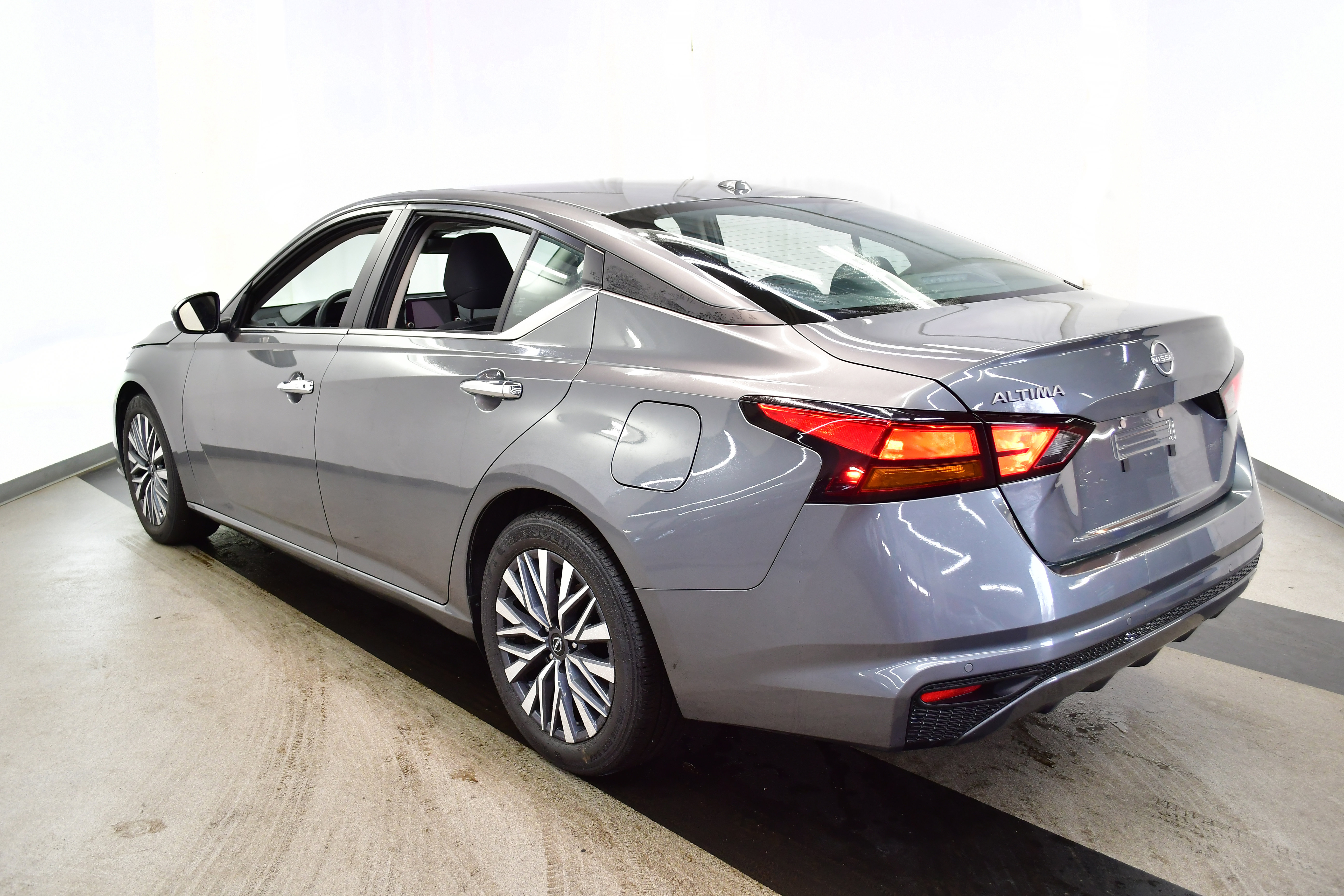 Used 2025 Nissan Altima 2.5 SV image 5