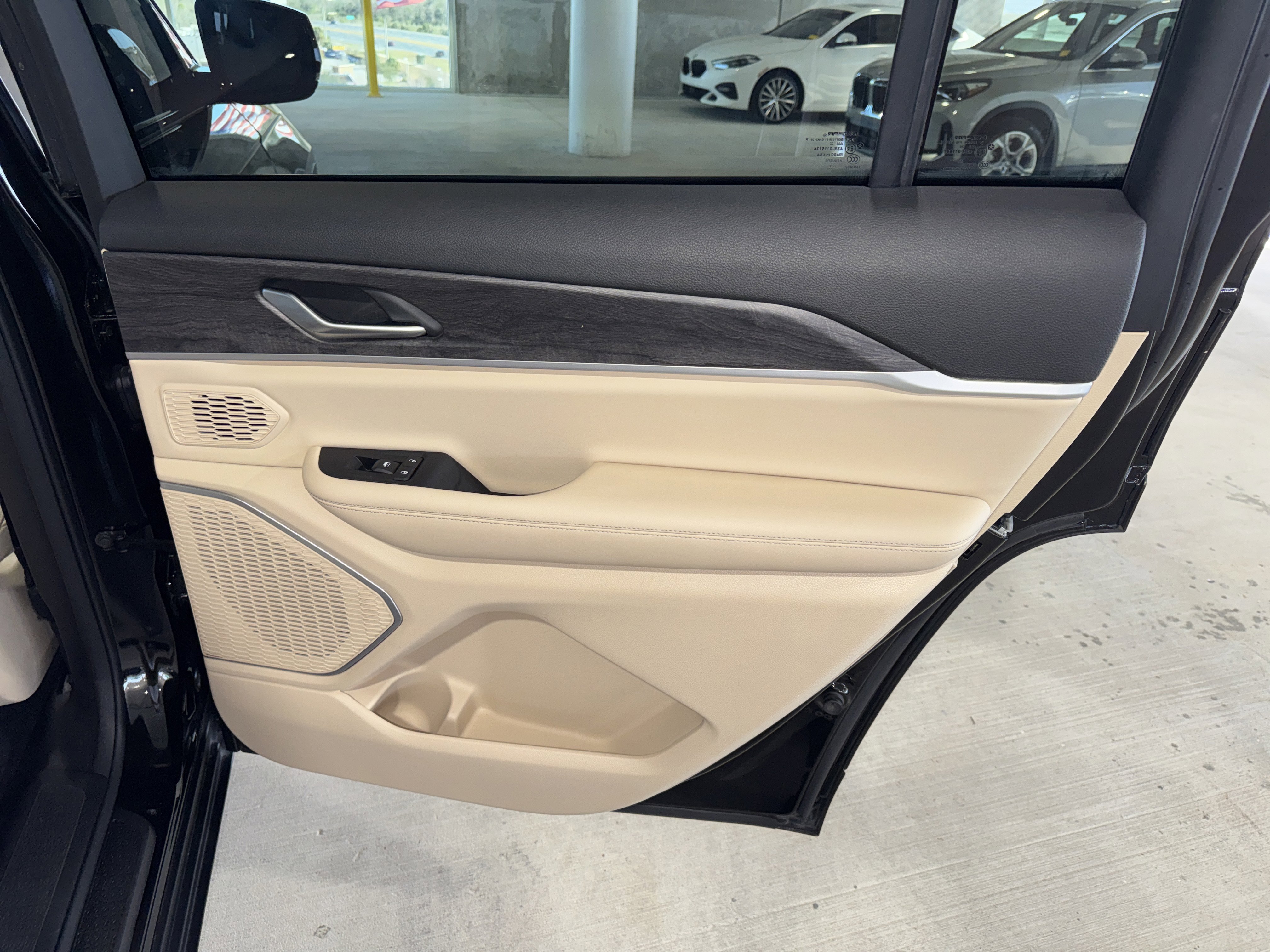 Used 2022 Jeep Grand Cherokee L Limited image 11