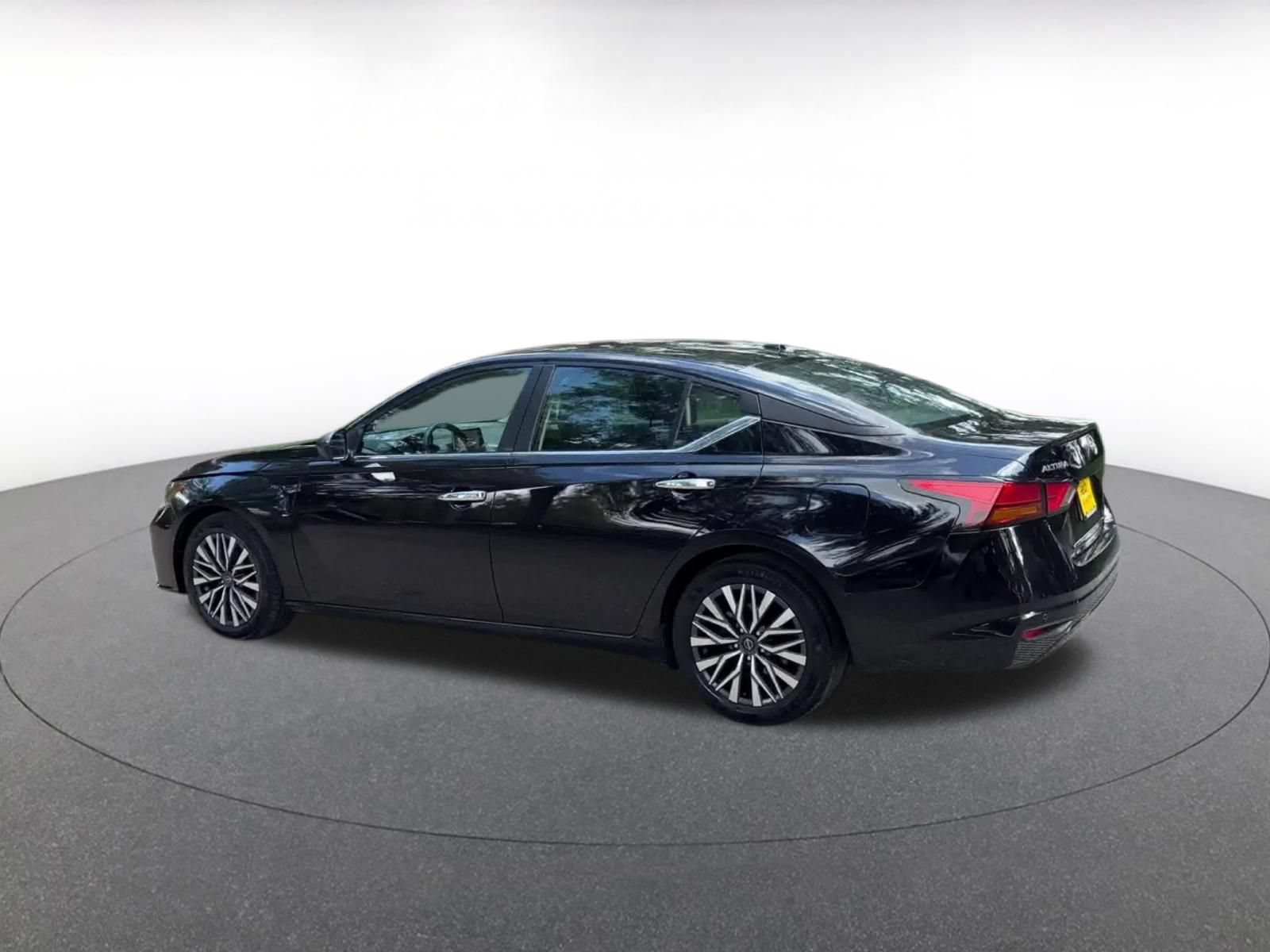 Used 2025 Nissan Altima 2.5 SV FWD image 17