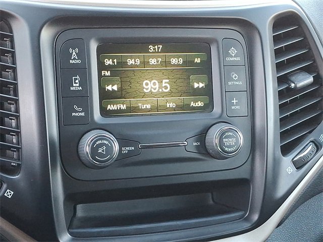 Used 2018 Jeep Cherokee Latitude w/ Altitude Package image 16