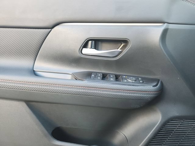 Used 2025 Nissan Kicks SR FWD image 17
