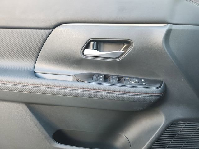Used 2025 Nissan Kicks SR FWD image 17