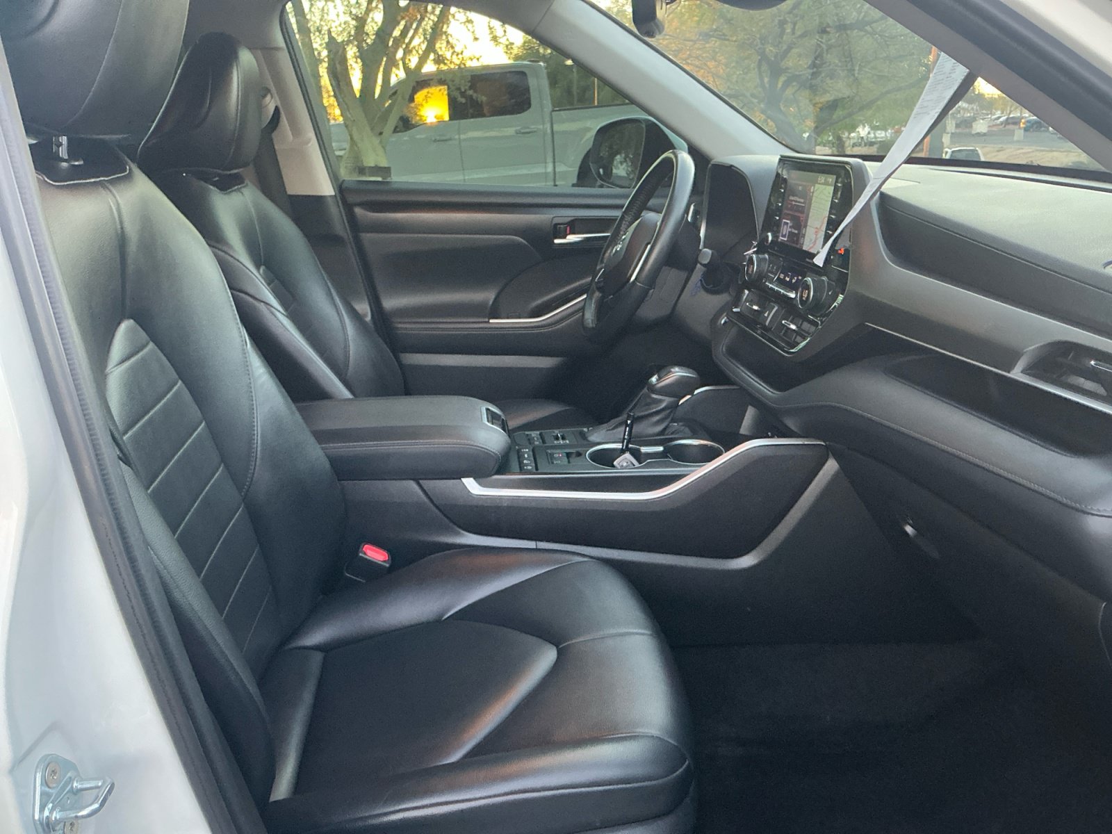 Used 2021 Toyota Highlander XLE AWD/4WD image 19
